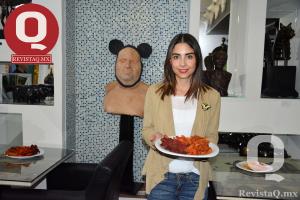 A  Mostrando Natalia González sus saludables botanas